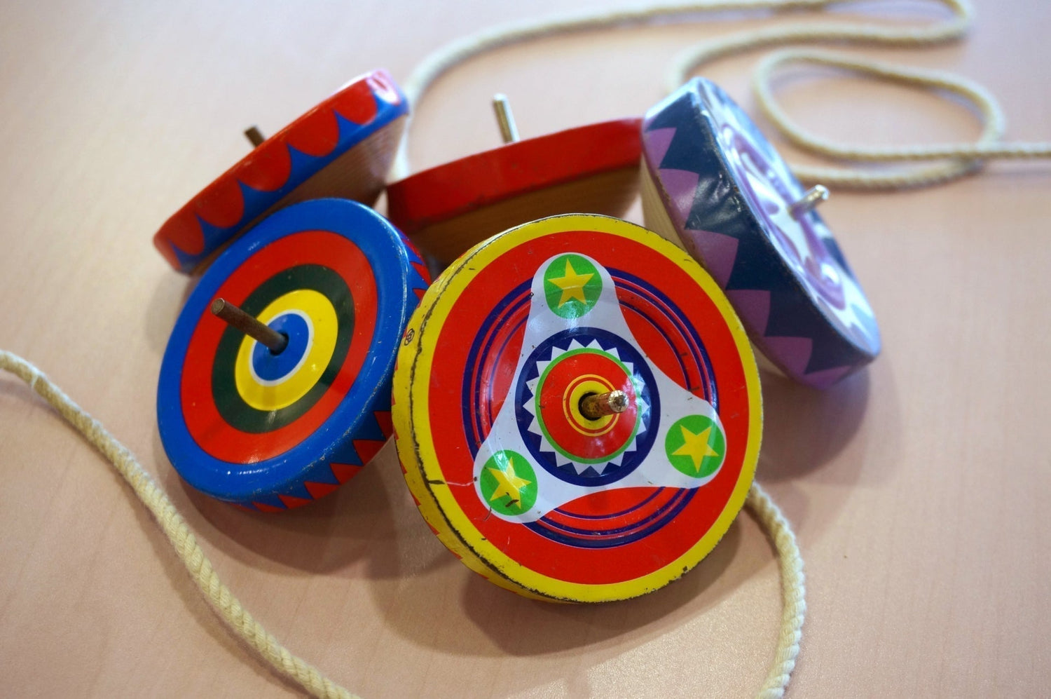 昔ながらの遊びが秘める力! 5歳からの「指育」にコマが効く理由