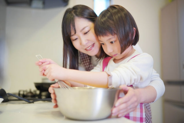 手軽なおやつ作りが育てる、子どもの学びと感覚 (果汁ジュースとゼラチンで作るゼリー)